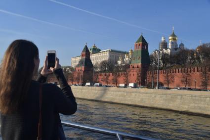 Москва. Девушка фотографирует на борту теплохода.