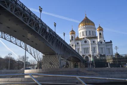 Москва. Вид на Храм Христа Спасителя и Патриарший мост.