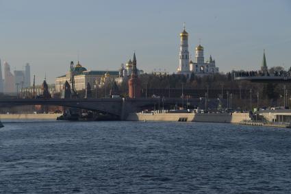 Москва. Вид на Парящий мост и Москворецкую набережную.