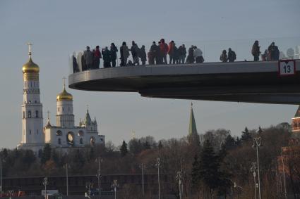 Москва. Вид на Парящий мост и Москворецкую набережную.