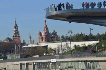 Москва. Вид на Парящий мост и Москворецкую набережную.