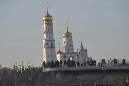 Москва. Вид на Парящий мост и Москворецкую набережную.