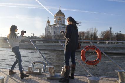 Москва. Девушки фотографируют на борту теплохода.