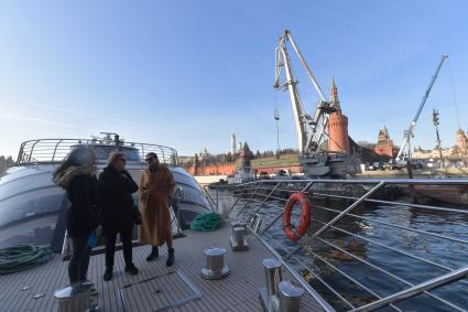 Москва. Вид на Московский Кремль с борта прогулочного теплохода.