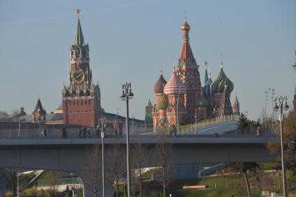 Москва. Вид на Парящий мост и Москворецкую набережную.