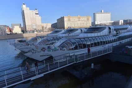 Москва. Теплоход `Монтана ` у причала `Гостиница Украина`.