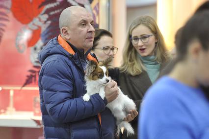 Екатеринбург. Мужчина с маленькой собачкой в торговом центре