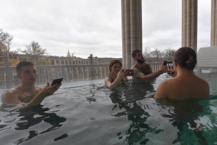 Москва. Посетители в аквапарке во дворце водных видов спорта `Лужники`.