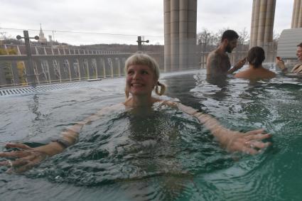 Москва. Посетители в аквапарке во дворце водных видов спорта `Лужники`.