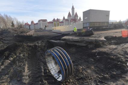 Москва.  Рабочие на территории строящегося парка развлечений `Остров мечты`в Нагатинской пойме.