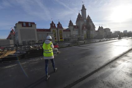 Москва.  Рабочие на территории строящегося парка развлечений `Остров мечты`в Нагатинской пойме.