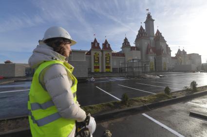 Москва.  Рабочие на территории строящегося парка развлечений `Остров мечты`в Нагатинской пойме.