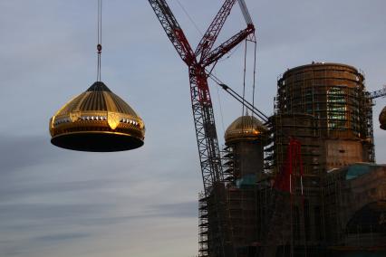Кубинка. Установка купола на Главный храм Вооруженных сил России в парке `Патриот`.