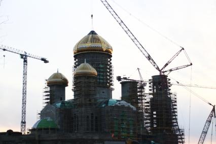 Кубинка. Установка купола на Главный храм Вооруженных сил России в парке `Патриот`.