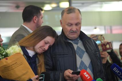 Москва, аэропорт Шереметьево. Мария Бутина, освобожденной из тюрьмы США, с отцом Валерием Бутиным  в аэропорту Шереметьева имени А.С.Пушкина.