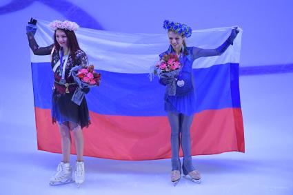 Москва. Призеры соревнований в женском одиночном катании на V этапе Гран-при по фигурному катанию Евгения Медведева иАлександра Трусова во время церемонии награждения.