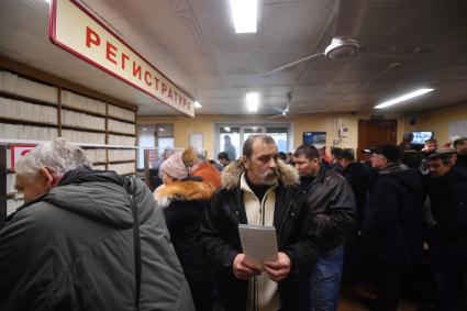 Москва. Люди стоят в очереди за медицинскими справками для водительских прав.