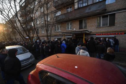 Москва. Люди стоят в очереди за медицинскими справками для водительских прав.