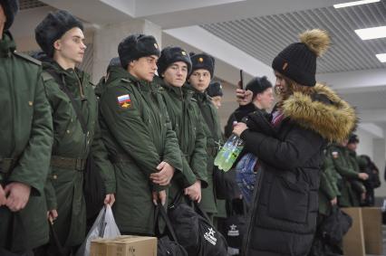 Екатеринбург. Отправка призывников в армию. Беременная девушка фотографирует своего парня, перед его отправкой на военную службу