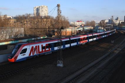 Москва.  Поезд `Иволга`во время движения по Московскому центральному диаметру.