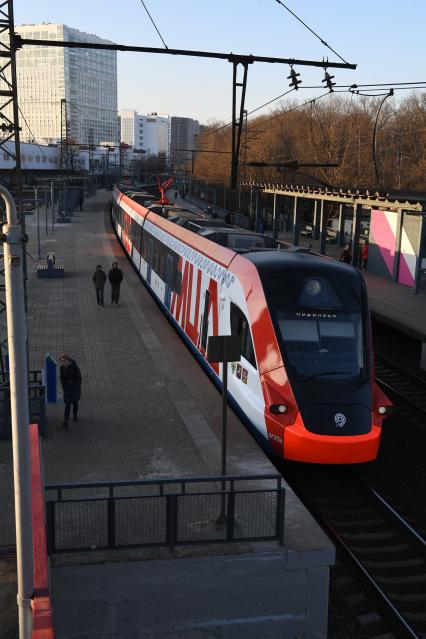 Москва.  Поезд  `Иволга` Московского центрального диаметра на  одной из станций.