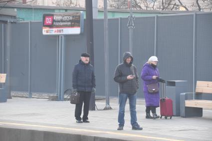 Москва.  Пассажиры на платформе Каланчевская Московского центрального диаметра.