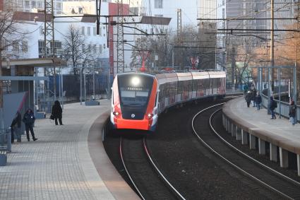 Москва.  Поезд  `Иволга` Московского центрального диаметра на  одной из станций.