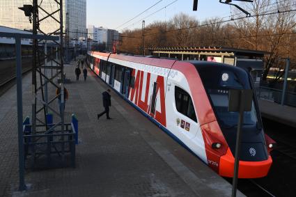 Москва.  Поезд  `Иволга` Московского центрального диаметра на  одной из станций.