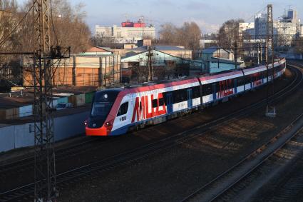 Москва.  Поезд `Иволга`во время движения по Московскому центральному диаметру.