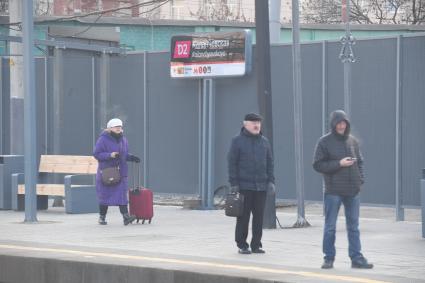 Москва.  Пассажиры на платформе Каланчевская Московского центрального диаметра.