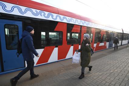 Москва.  Поезд  `Иволга` Московского центрального диаметра на  одной из станций.