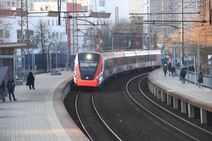 Москва.  Поезд  `Иволга` Московского центрального диаметра на  одной из станций.