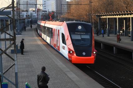 Москва.  Поезд  `Иволга` Московского центрального диаметра на  одной из станций.