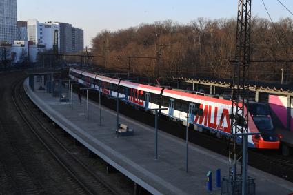 Москва.  Поезд  `Иволга` Московского центрального диаметра на  одной из станций.