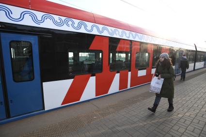Москва.  Поезд  `Иволга` Московского центрального диаметра на  одной из станций.