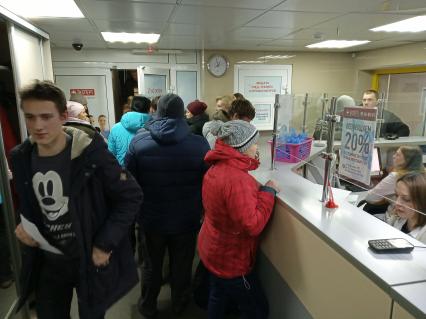 Нижний Новгород. Люди стоят в очереди за медицинскими справками для водительских прав.