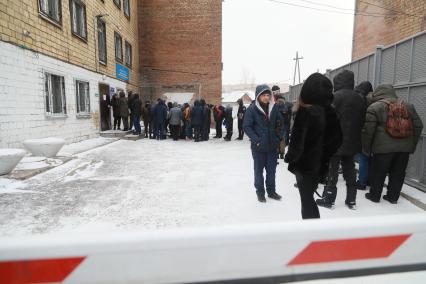 Красноярск. Люди стоят в очереди за медицинскими справками для водительских прав.
