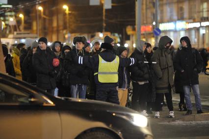 Екатеринбург. Сотрудник ДПС сдерживает толпу людей на перекрестке, во время проезда колонны машин генерального прокурора России Юрия Чайки