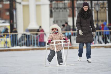 Екатеринбург. Ребенок учится кататься на коньках