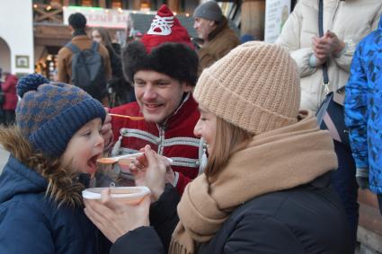 Москва. В  рамках Международного гастрономического праздника `Московский борщ`в Измайловском парке сварили рекордную порцию борща.