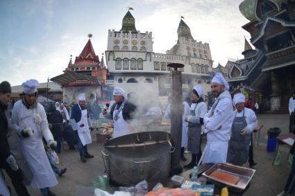 Москва. В  рамках Международного гастрономического праздника `Московский борщ`в Измайловском парке сварили рекордную порцию борща.