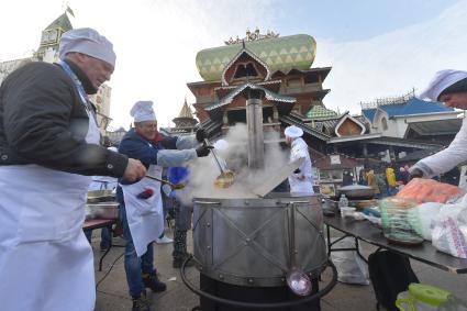 Москва. В  рамках Международного гастрономического праздника `Московский борщ`в Измайловском парке сварили рекордную порцию борща.