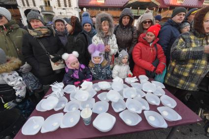 Москва. В рамках Международного гастрономического праздника `Московский борщ`в Измайловском парке сварили рекордную порцию борща.