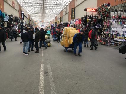 Москва.   Торговый комплекс `Садовод` на 14-м километре МКАД.