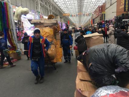 Москва.   Торговый комплекс `Садовод` на 14-м километре МКАД.