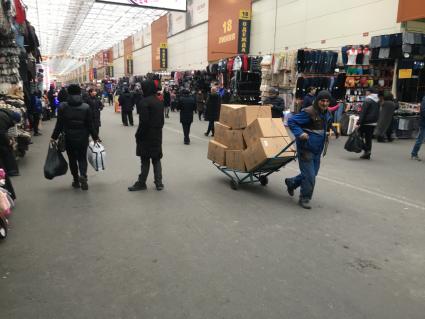 Москва. Торговый комплекс `Садовод` на 14-м километре МКАД.