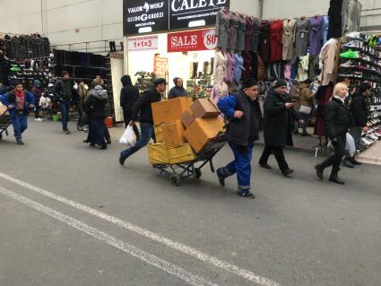 Москва.   Торговый комплекс `Садовод` на 14-м километре МКАД.