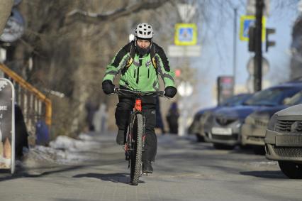 Екатеринбург. Мужчина едет на велосипеде во время сильных морозов