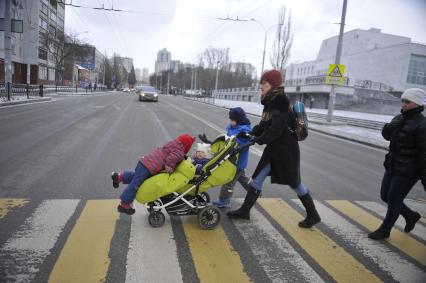 Екатеринбург. Женщина с детьми переходит дорогу по пешеходному переходу