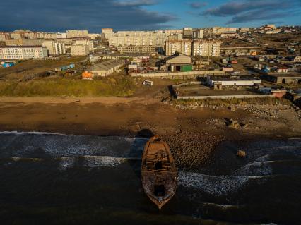 Магадан. Ржавые корабли на берегу моря.